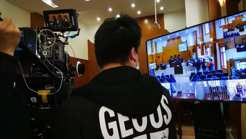AI生成VS人工创意——修文县广告片拍摄公司的技术浪漫主义实践